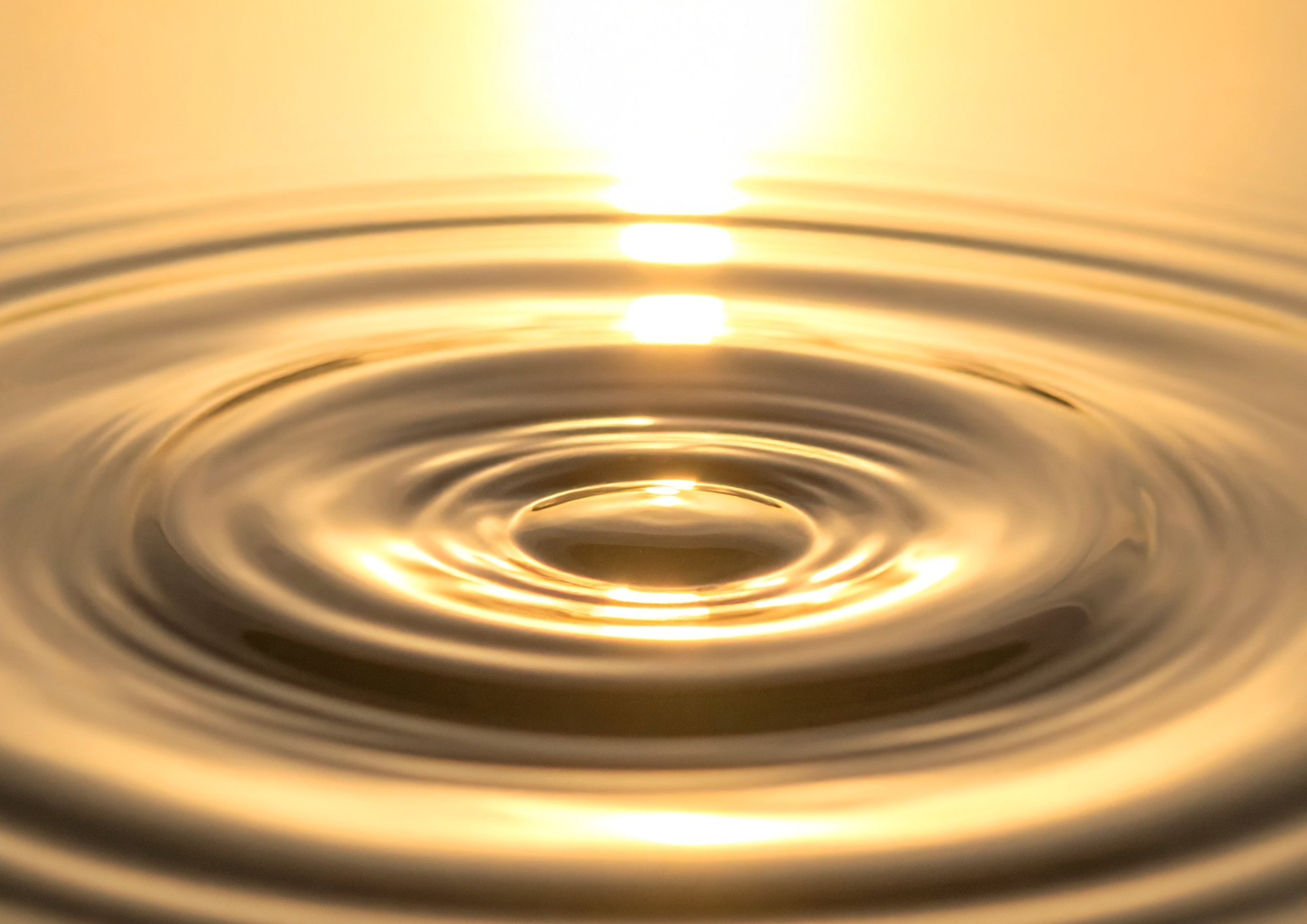 Vibrations sonores se propageant dans l’eau, illustrant la résonance et la transmission du son dans la matière.