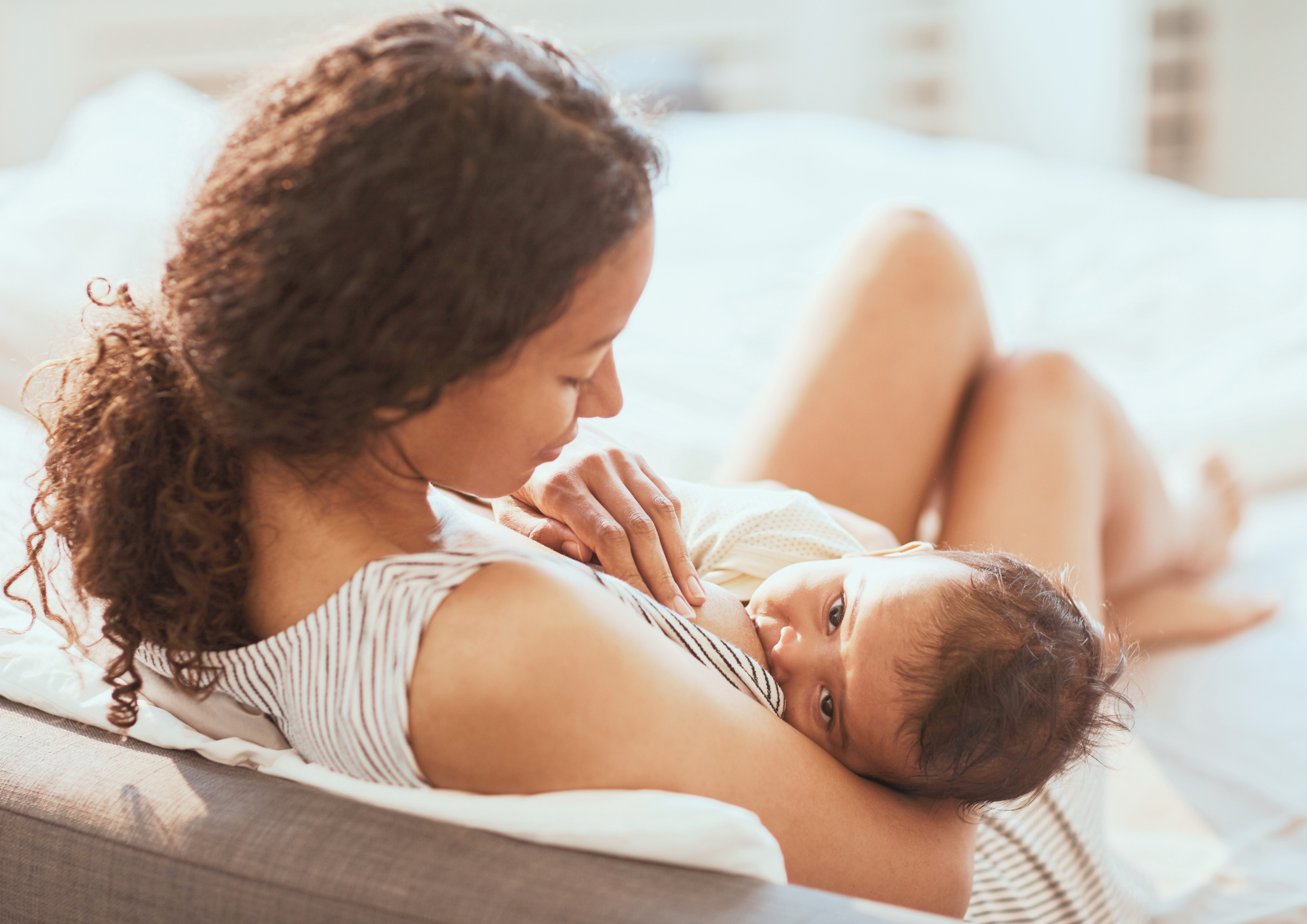 Femme qui allaite son bébé
