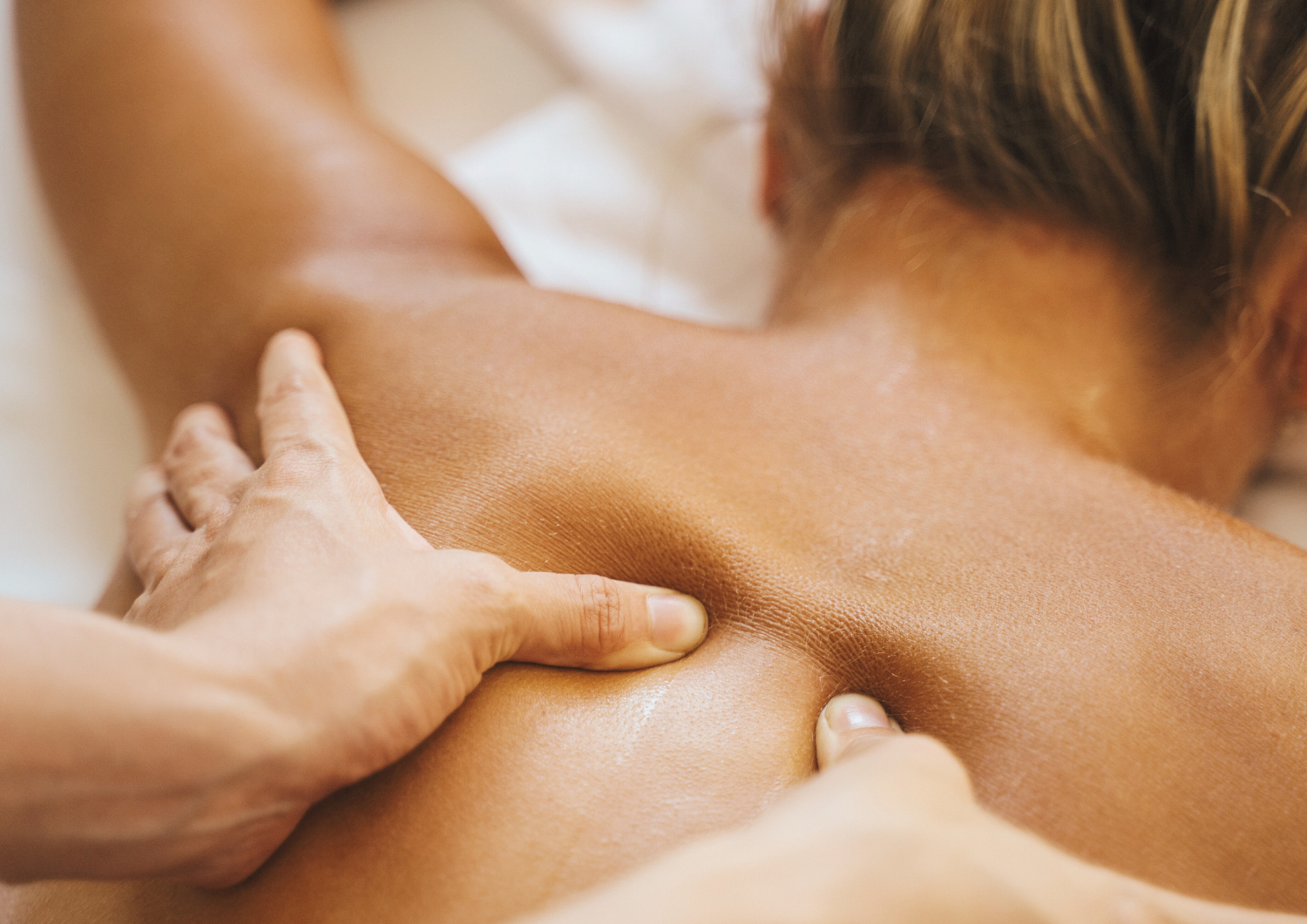 Personne détendue recevant un massage du dos