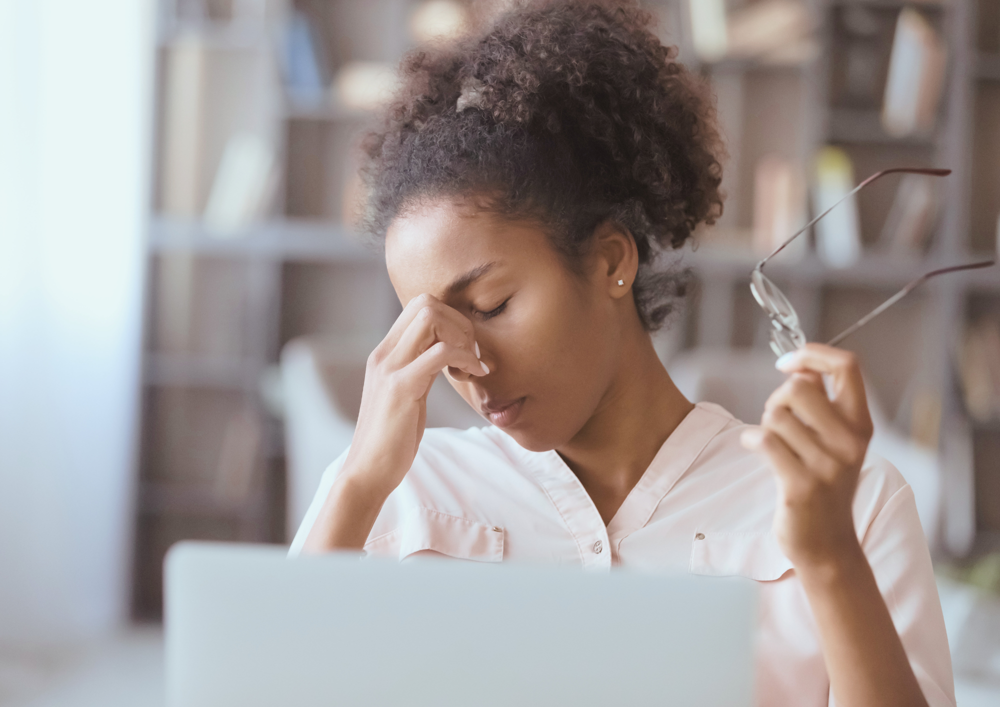 Femme épuisée et surmenée, devant son ordinateur