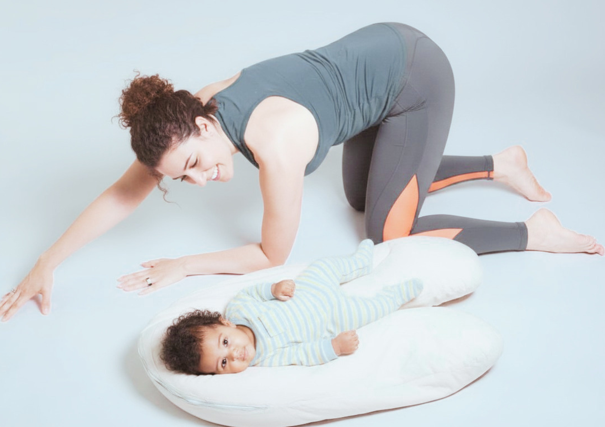 Femme pratiquant du yoga de Gasquet à côté de son bébé