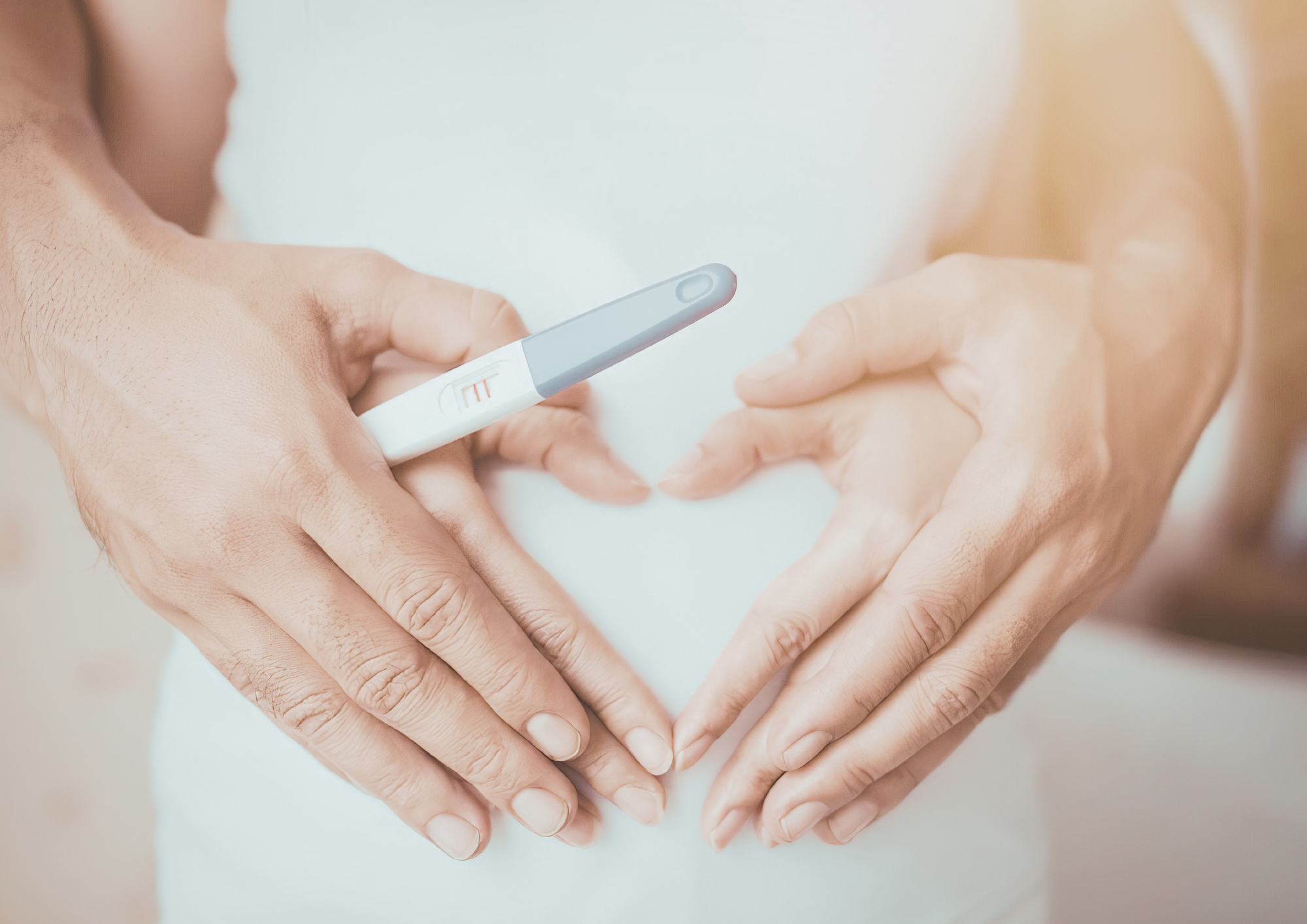 Mains sur le ventre et test de grossesse positif