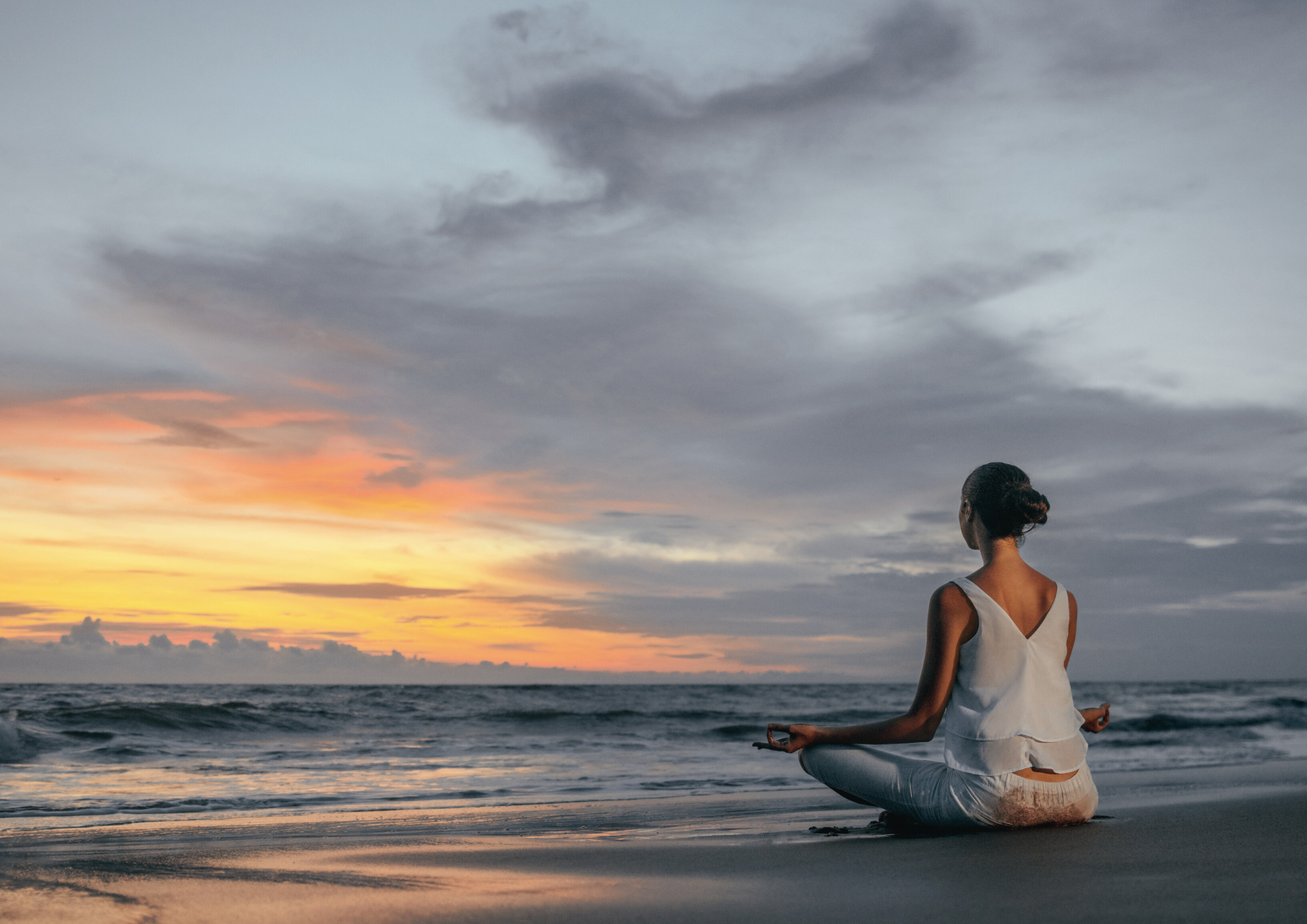 Femme méditant face à la mer