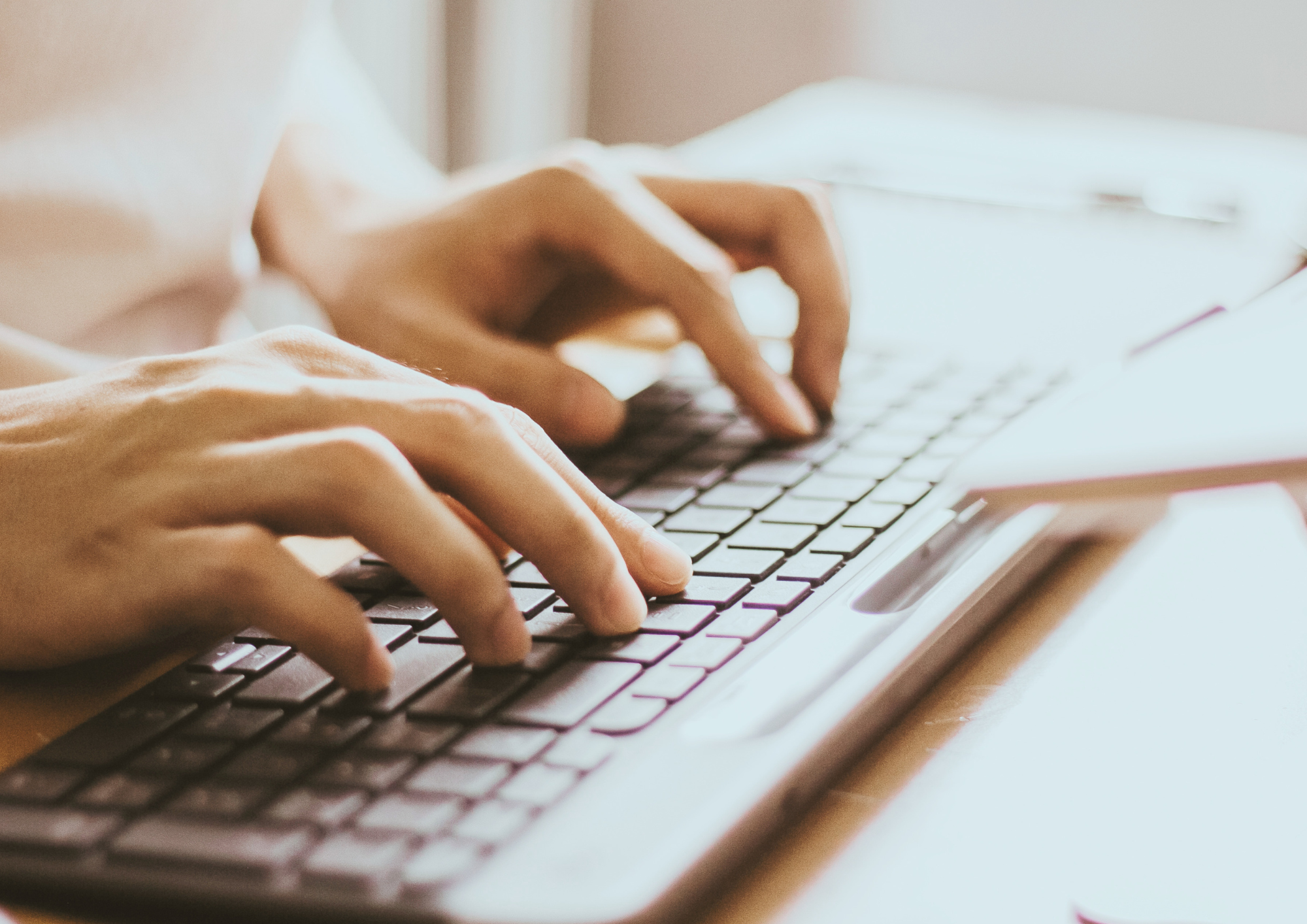 Mains de femmes sur un clavier d'ordinateur
