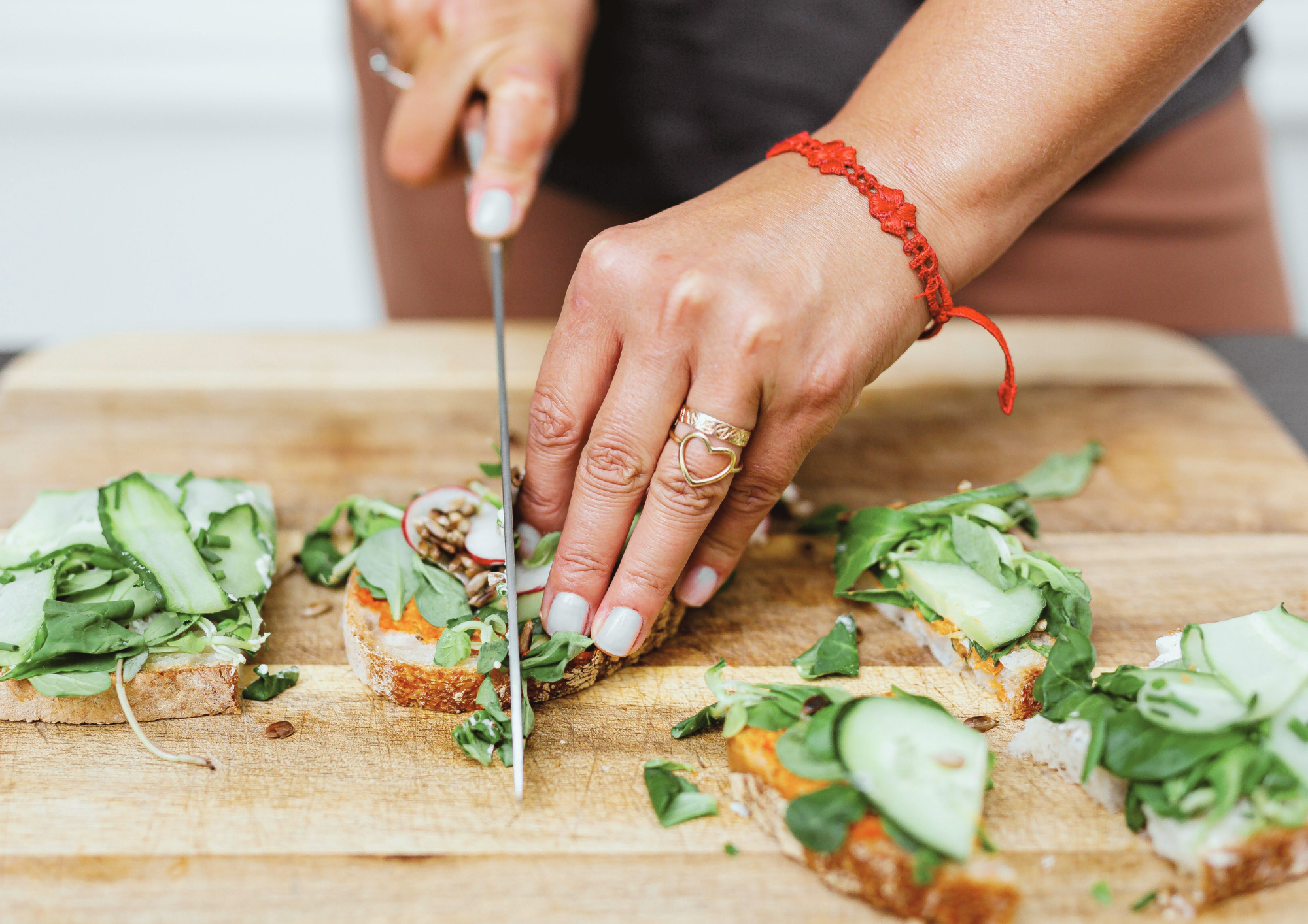Femme qui prend se prépare à manger